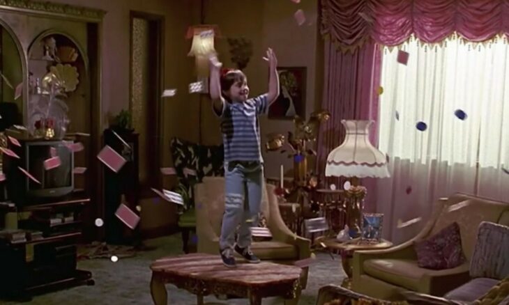 Escena de la película 'Matilda' donde baila y mueve objetos