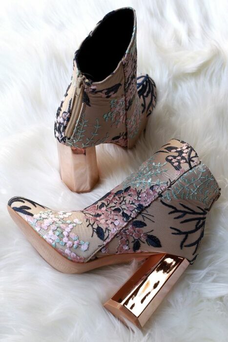 botas en color rosa pastel decoradas con bordados de flores; 13 Zapatos bordados que te gustaría tener en tu guardarropa