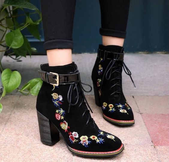 mujer con botines negros que presentan bordados de flores; 13 Zapatos bordados que te gustaría tener en tu guardarropa