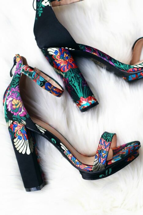 sandalias altas con bordados coloridos en el tacón; 13 Zapatos bordados que te gustaría tener en tu guardarropa