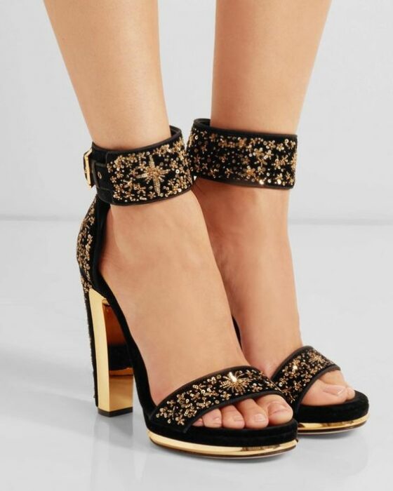 sandalias altas negras, adornadas con bordados dorados; 13 Zapatos bordados que te gustaría tener en tu guardarropa