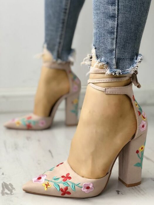 mujer con zapatos de tacón alto, adornados con flores en tonos rosas y cintas al tobillo; 13 Zapatos bordados que te gustaría tener en tu guardarropa