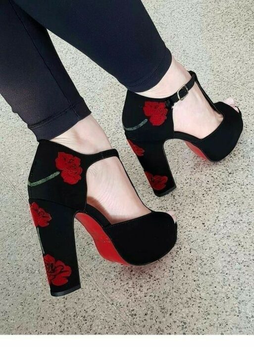 mujer con zapatos altos, con bordados traseros de rosas rojas; 13 Zapatos bordados que te gustaría tener en tu guardarropa