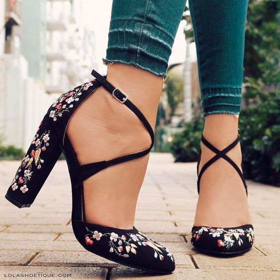 mujer con zapatos altos de cintas cruzadas, adornados con bordados de flores; 13 Zapatos bordados que te gustaría tener en tu guardarropa
