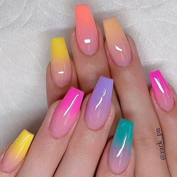 Chica con manicura de colores con efecto degradado; 19 Manicuras estilo arcoíris a las que no te podrás negar