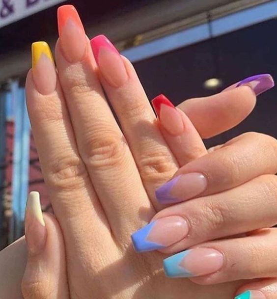 Chica con manicura cristal y detalles en punta de colores; 19 Manicuras estilo arcoíris a las que no te podrás negar