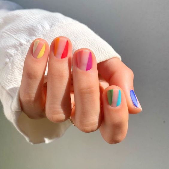Chica con manicura de cristal y líneas de colores arcoíris; 19 Manicuras estilo arcoíris a las que no te podrás negar