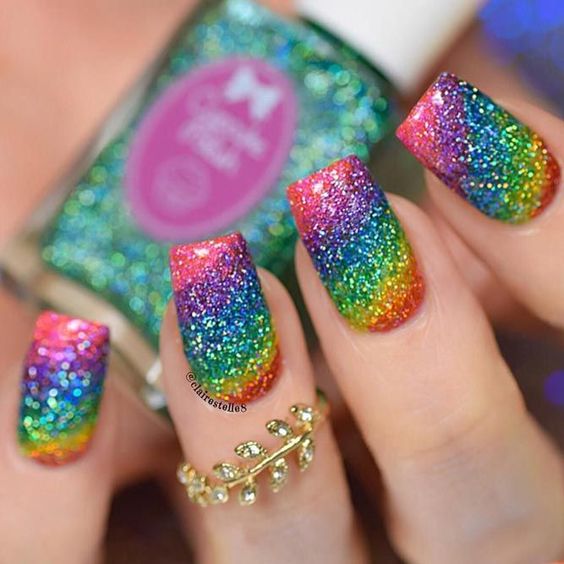 Chica con manicura arcoíris con efecto glitter; 19 Manicuras estilo arcoíris a las que no te podrás negar