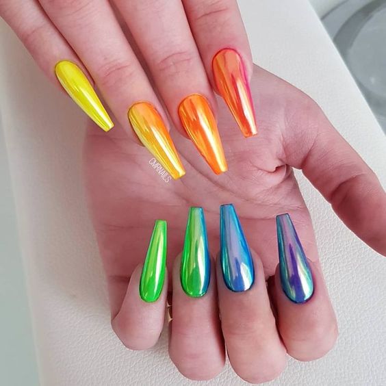 Chica con manicura de colores en efecto metálico; 19 Manicuras estilo arcoíris a las que no te podrás negar