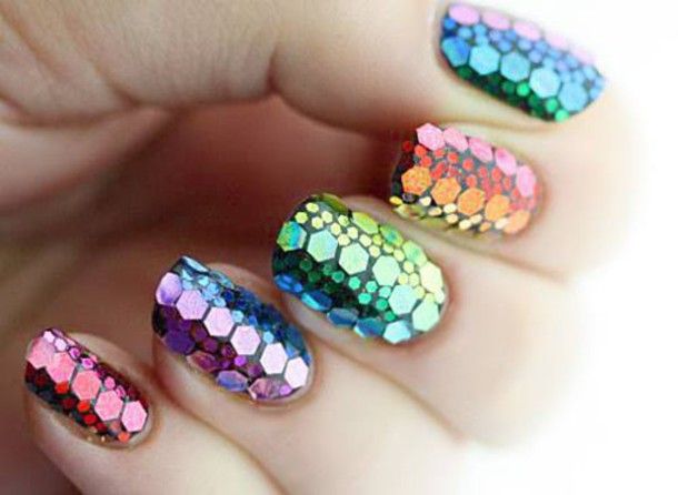 Chica con manicura de colores en efecto sirena; 19 Manicuras estilo arcoíris a las que no te podrás negar