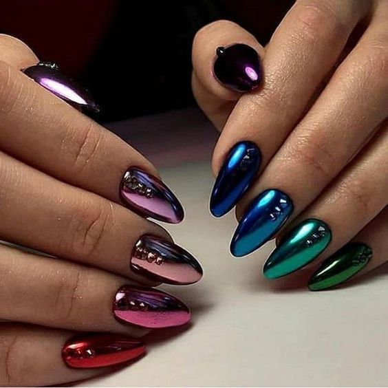 Chica con manicura de colores en efecto metálico y oscuro; 19 Manicuras estilo arcoíris a las que no te podrás negar