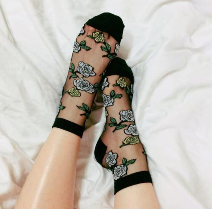 Calcetas encantadoras con semi transparencia y estampado de flores