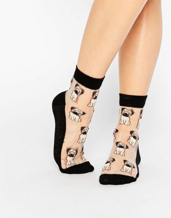 Calcetas encantadoras con decoración de perritos