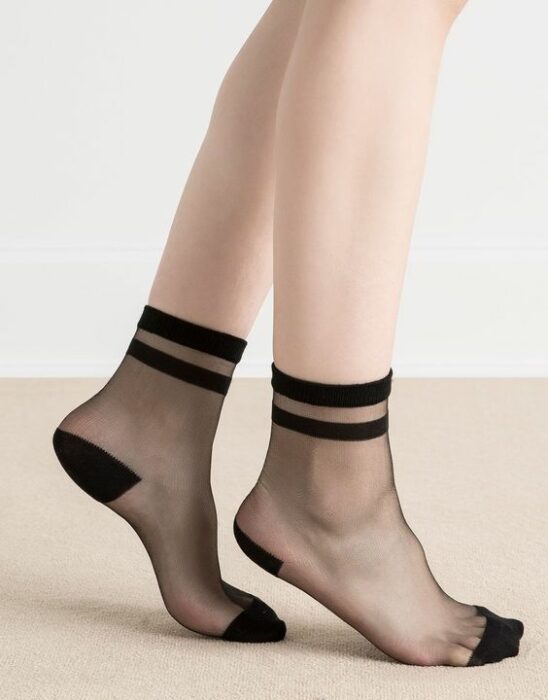 Calcetas encantadoras en color negro con semi transparencias