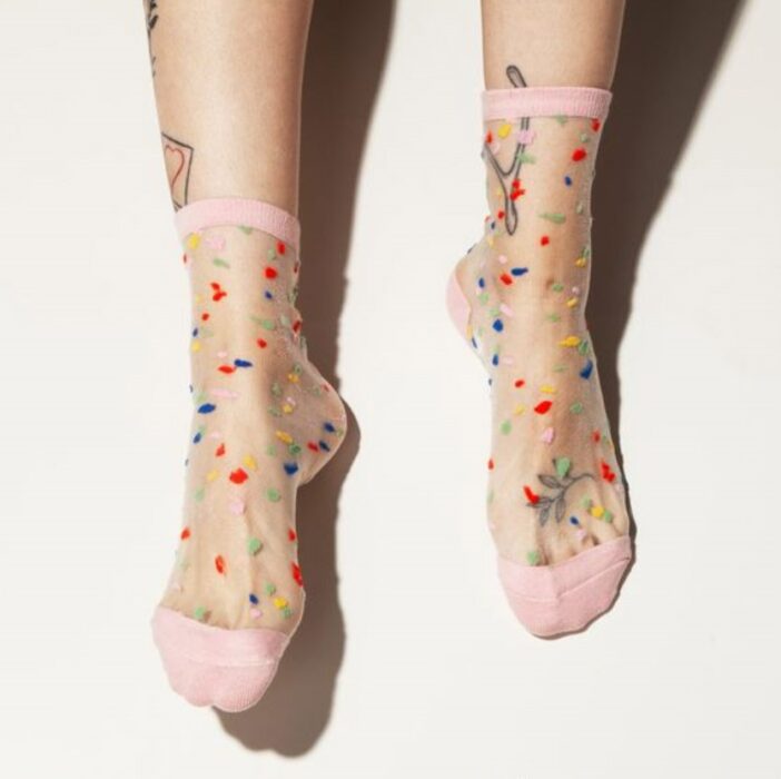 Calcetas encantadoras con semi transparencia y lunares de arcoíris