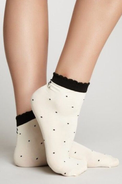 Calcetas encantadoras en color hueso con lunares negros