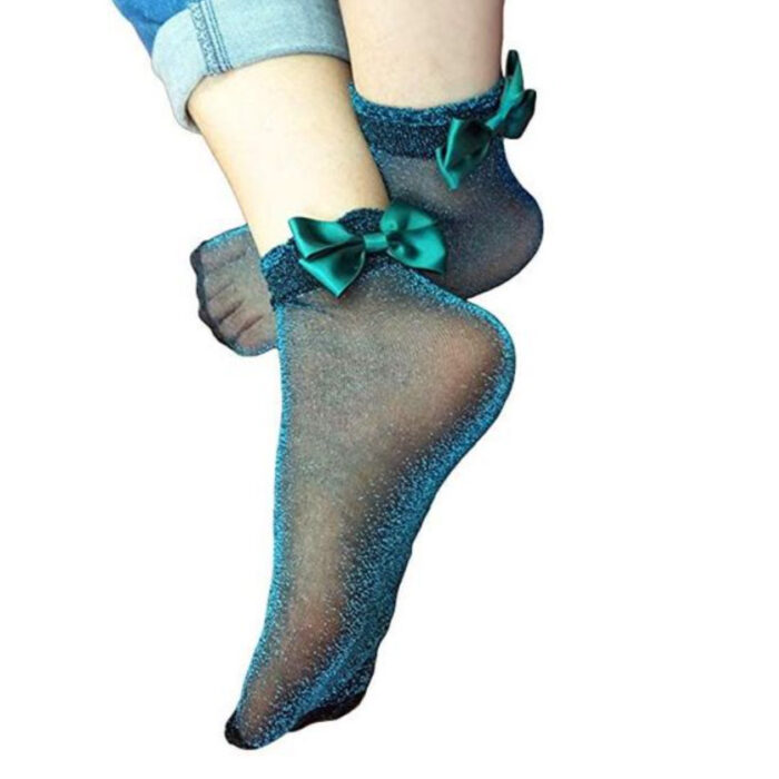 Calcetas encantadoras con brillos, en azul y un moño en el tobillo