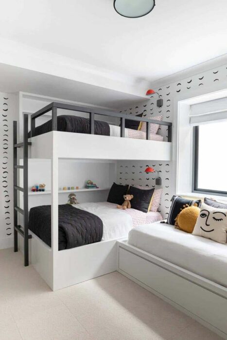 Habitación blanca con detalles negros en la pared, cama de dos pisos y escaleras negras