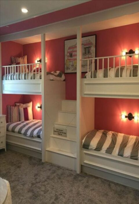 Habitación con cuatro camas y escalones para acceder a la parte superior