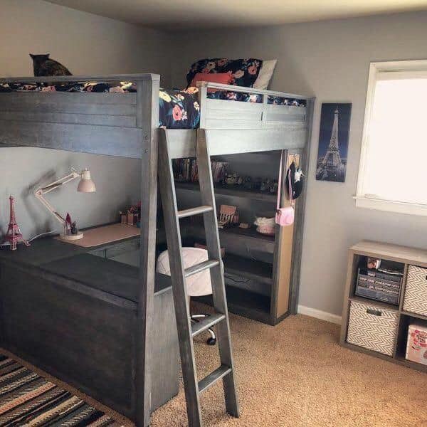 Habitación con cama de dos pisos y un escritorio en la parte inferior