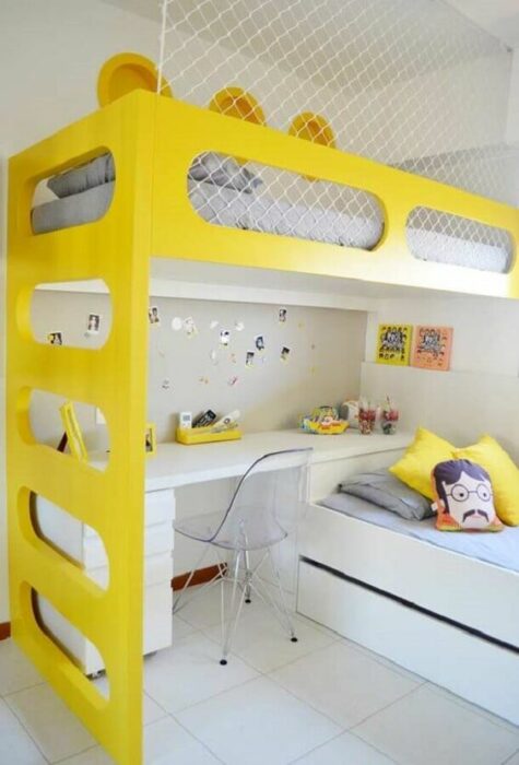 Habitación con cama de dos pisos y un mueble amarillo con escritorio