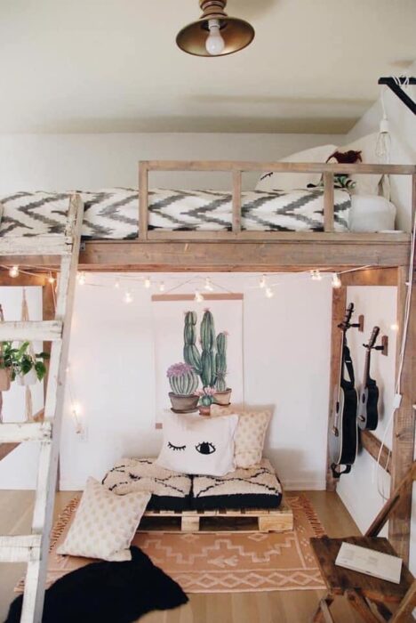 Habitación bohemia con muebles de madera y un sillón hecho de palets