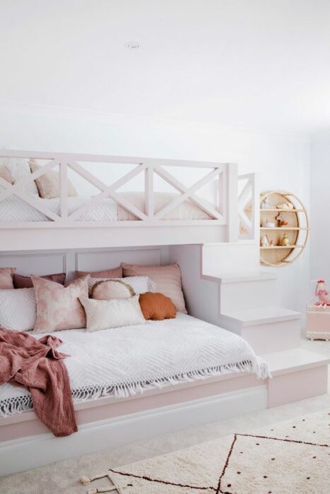 Habitación blanca con bonita litera y escaleras