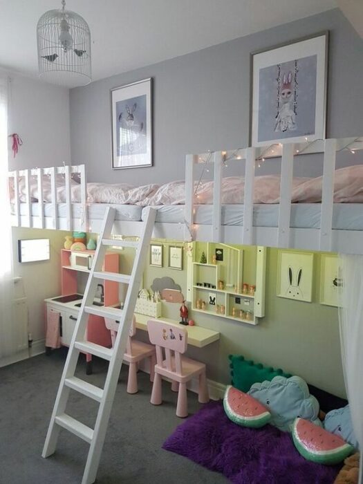Habitación infantil con cama de dos pisos y espacio para jugar