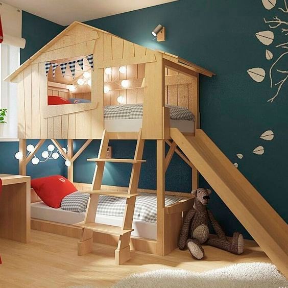 Habitación con mueble litera en forma de casita del árbol