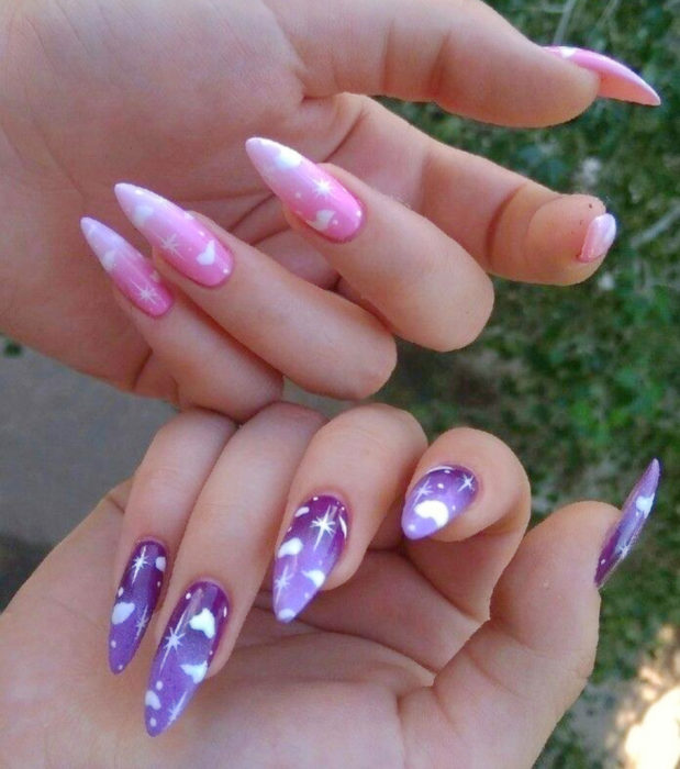 Manicura con diseño de cielo y nubes; uñas largas stiletto pintadas con esmalte rosa bebé y morado degradado