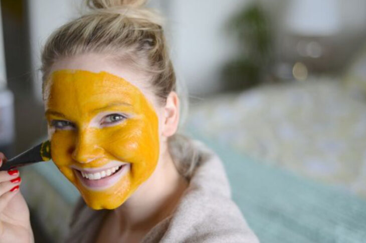Chica aplicándose mascarilla de Áloe vera, mango y limón