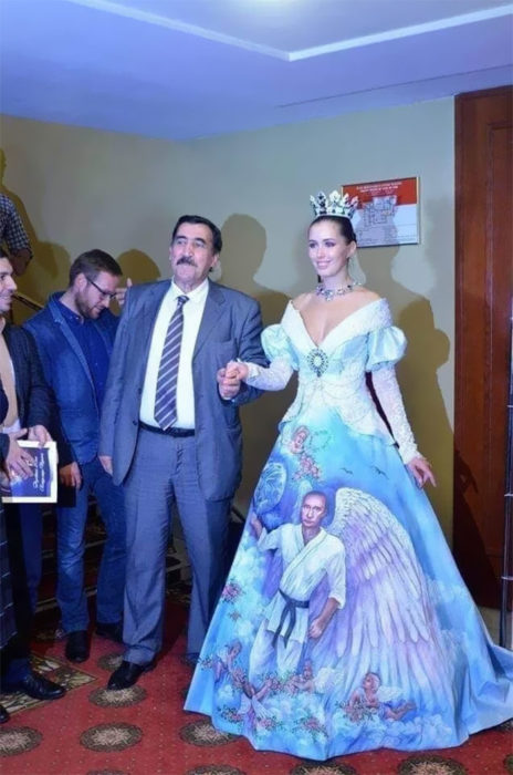 Chica con un vestido ancho con Vladimir Putin pintado en la parte de enfrente