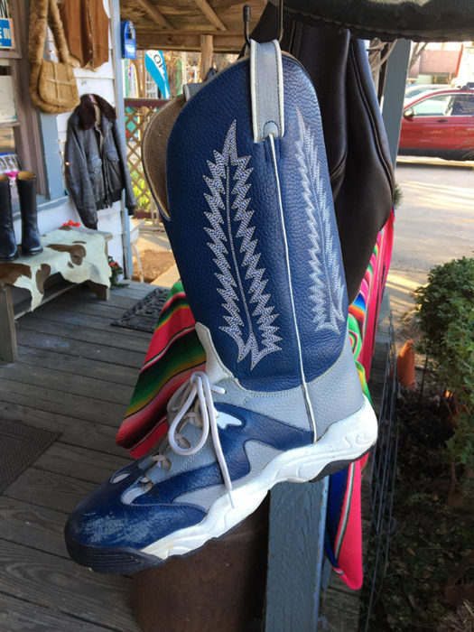 Combinación de botas con tenis deportivos