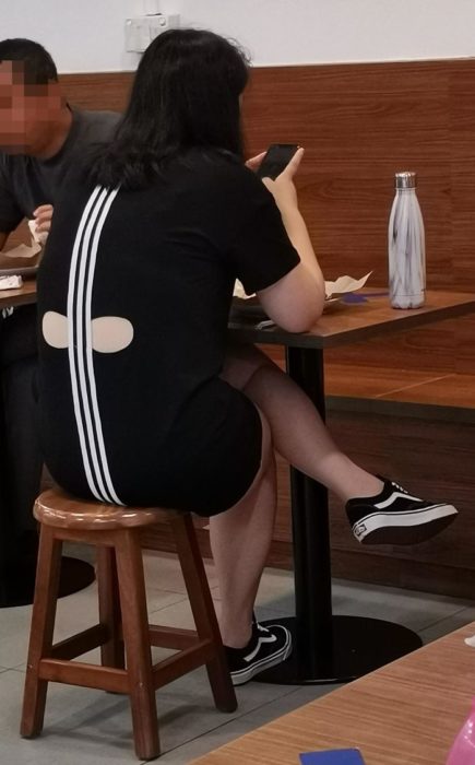 Vestido con dos aberturas en la parte trasera