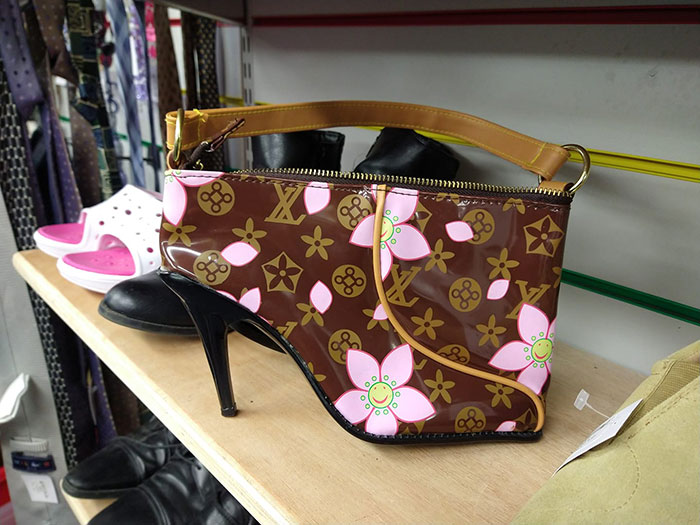 Bolso con diseño de zapato en colores café y rosa