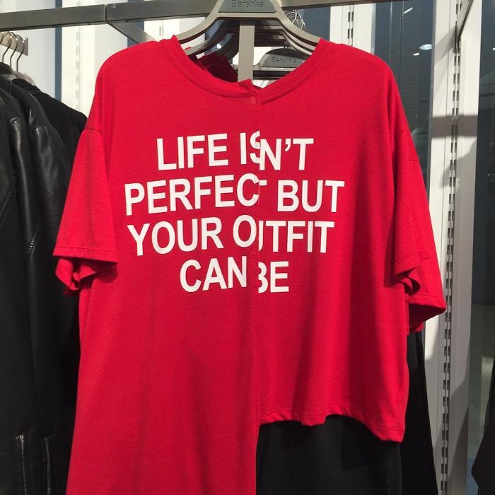 Camisa con un error en la impresión, más larga de un lado que del otro