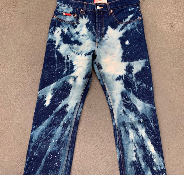 Pantalón de mezclilla con una mancha de cloro en el centro