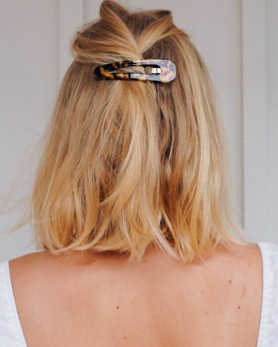 Chica con cabello midi, peinada con un clip grande; Peinados para cuando acabas de bañarte