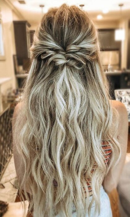 Chica con cabello suelto, peinada a media coleta con torcidos; Peinados para cuando acabas de bañarte