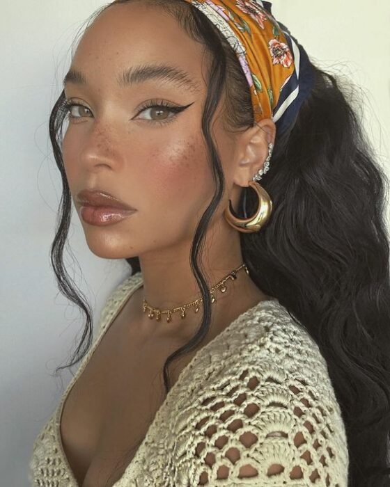Chica con cabello suelto, peinada con pañoleta; Peinados para cuando acabas de bañarte