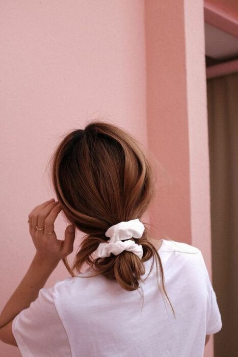 Chica con bun bajo y una dona grande; Peinados para cuando acabas de bañarte