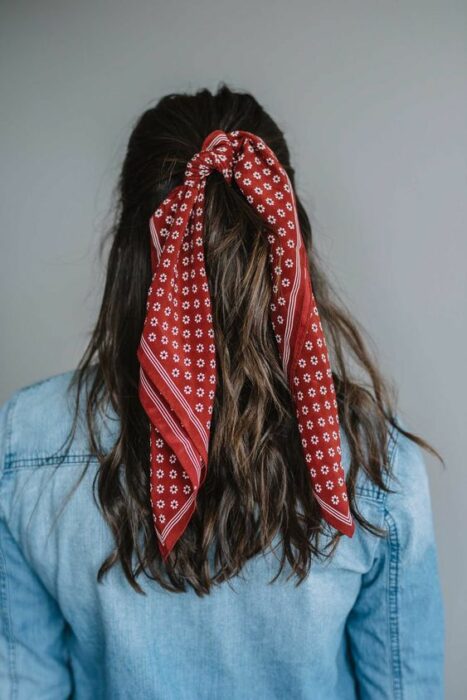 Chica con media coleta decorada con pañoleta roja; Peinados para cuando acabas de bañarte