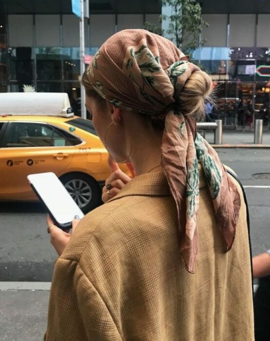 Chica con pañoleta y bun bajo; Peinados para cuando acabas de bañarte