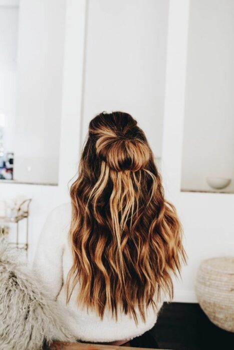 Chica con bun medio, desenfadado; Peinados para cuando acabas de bañarte