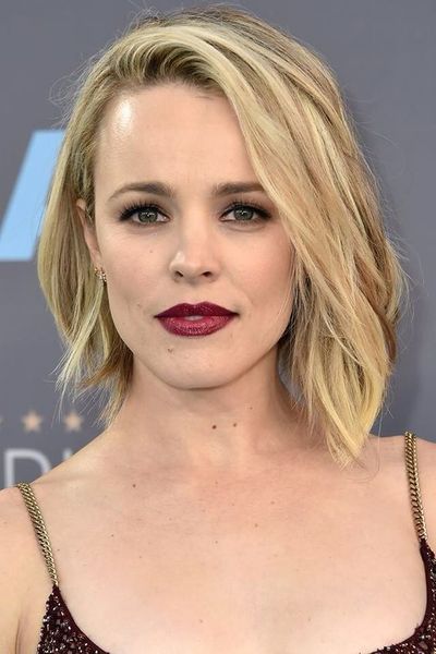 Rachel McAdams con melena corta y labial vino intenso