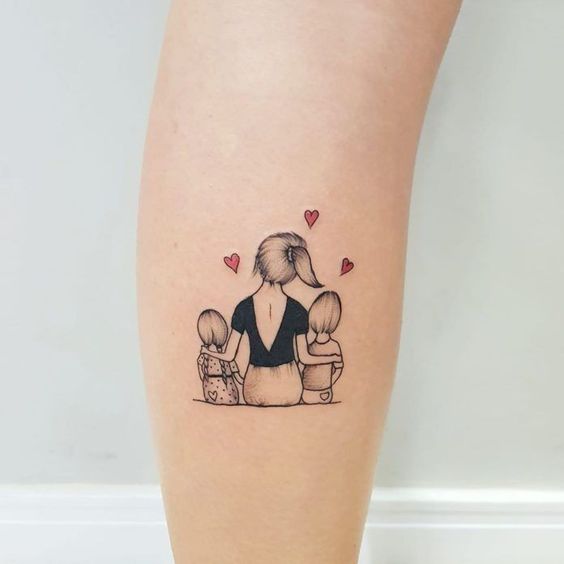 Tatuaje de una mamá con blusa negra abrazando a sus hijos