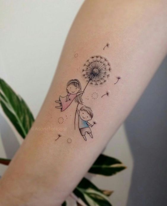 Tatuaje en el brazo de una niña y un niño volando en un diente de león
