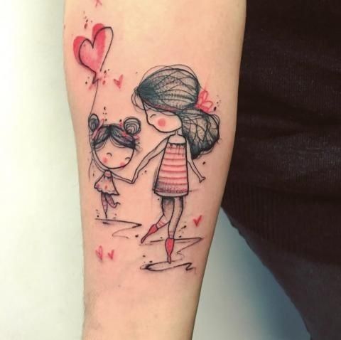 Tatuaje en el brazo de una mamá sujetando a su hija de la mano mientras la niña tiene un globo en forma de corazón