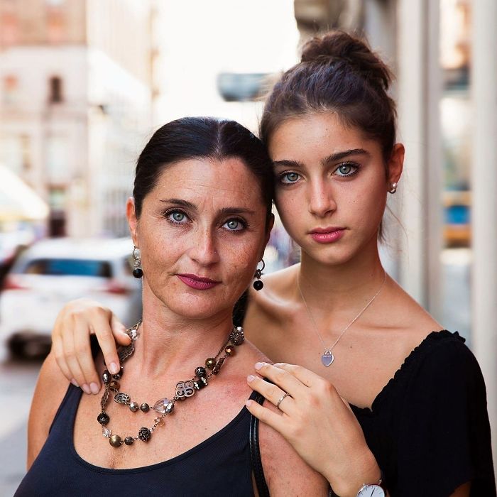 Fotografía de Mihaela Noroc, hija abrazando a su madre en la avenida