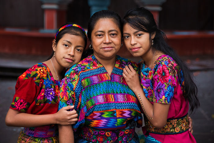 Fotografía de Mihaela Noroc, madre siendo abrazada por sus dos hijas